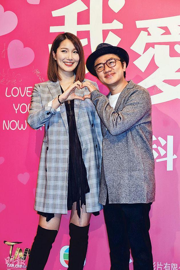 王祖蓝（右）首次执导贺岁歌舞片，前晚（10月16日）举行煞科宴，太太李亚男挺着大肚子现身支持。